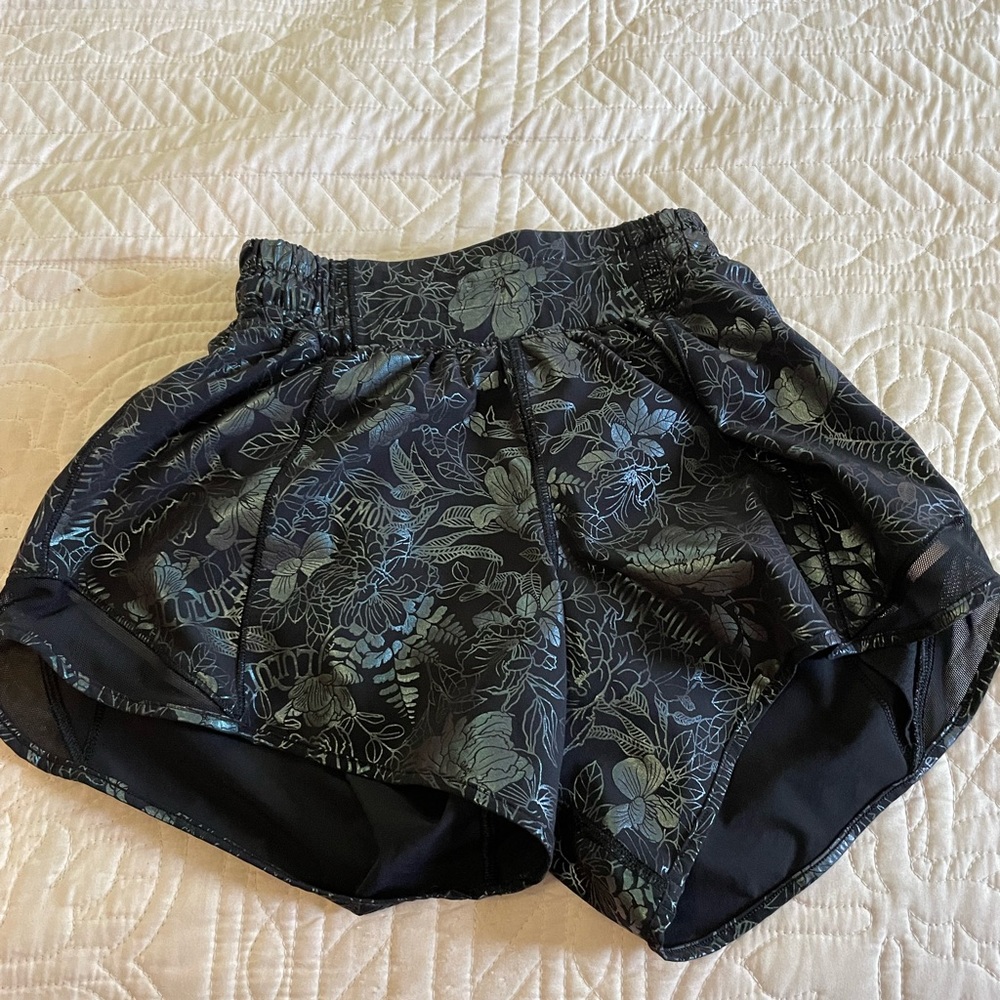 Lululemon Hottie Hot Shorts 4” size 2